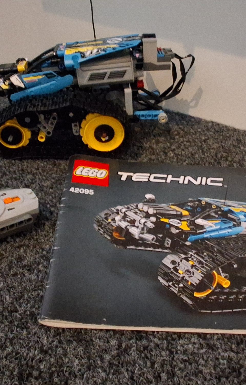 LEGO Technic 42095 op afstand bestuurbare stuntracer - Compleet — LEGO te koop op BrickVillage