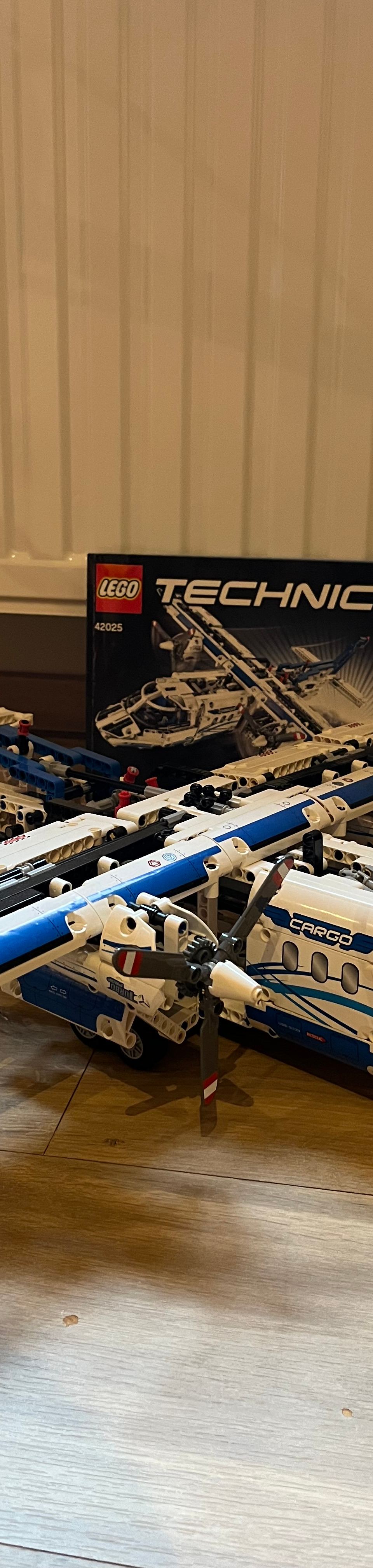 Lego Technic Cargo Plane 42025 — LEGO te koop op BrickVillage